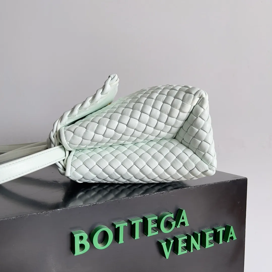 Batch 2320 BV patti bag is full of three-dimensional quilted leather strips. Low-key luxury is often hidden in details and craftsmanship. This bag opens and closes casually, and is simple and elegant overall. It is equipped with a detachable shoulder strap, which can be carried cross-body or carried by hand to match different outfits. The interior is designed with double layers and a small zippered compartment to ensure the safety of private items. No matter the capacity, shape or privacy, it is full of security when you go out. Style number: 776783 Size: 19*26*11cm